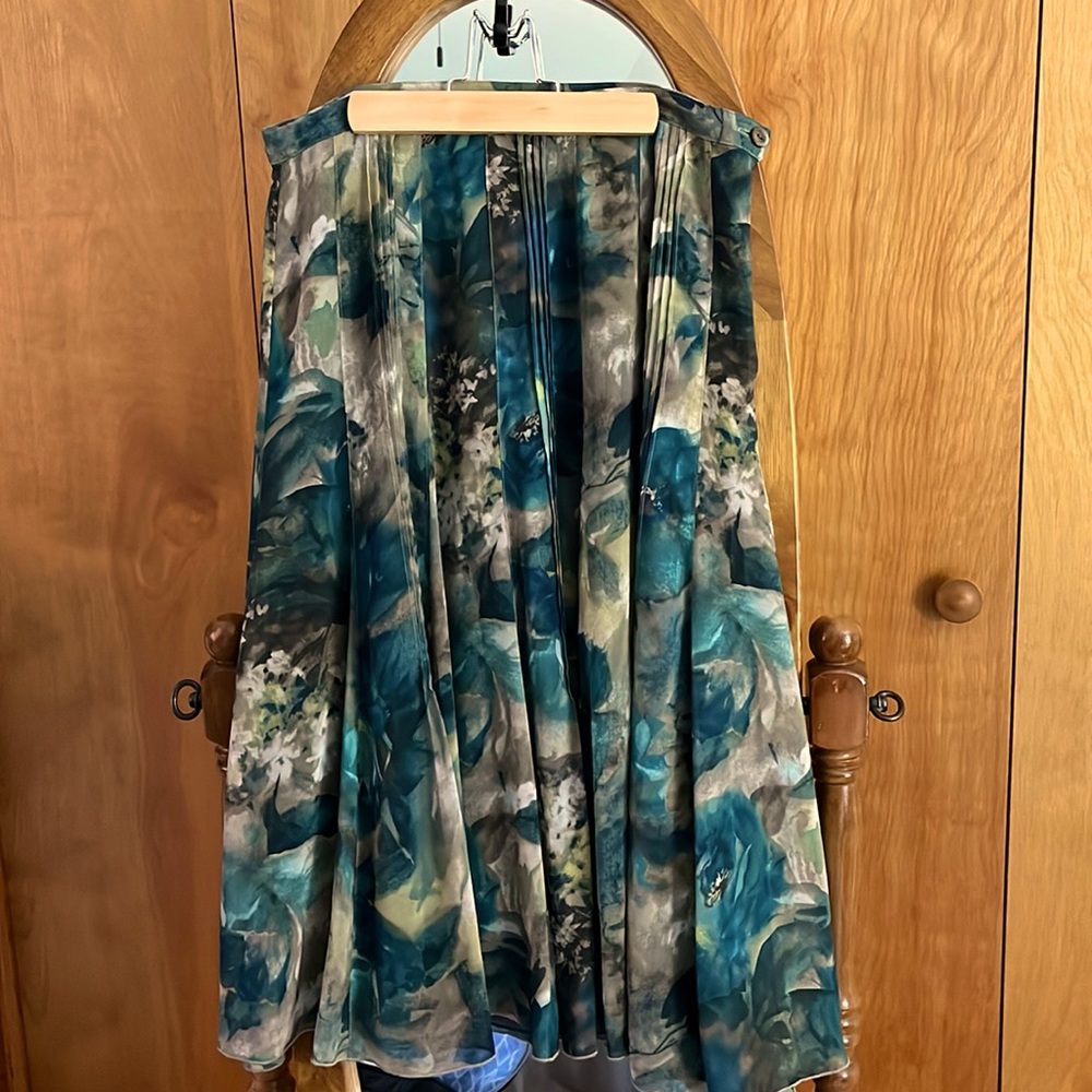 Elegant mid-calf silky, swingy skirt. Jones New York Collection. Size 8P
